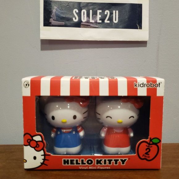 Sanrio x Kidrobot Hello Kitty Classic 3" Vinyl Figure (2-Pack) - Picture 1 of 3